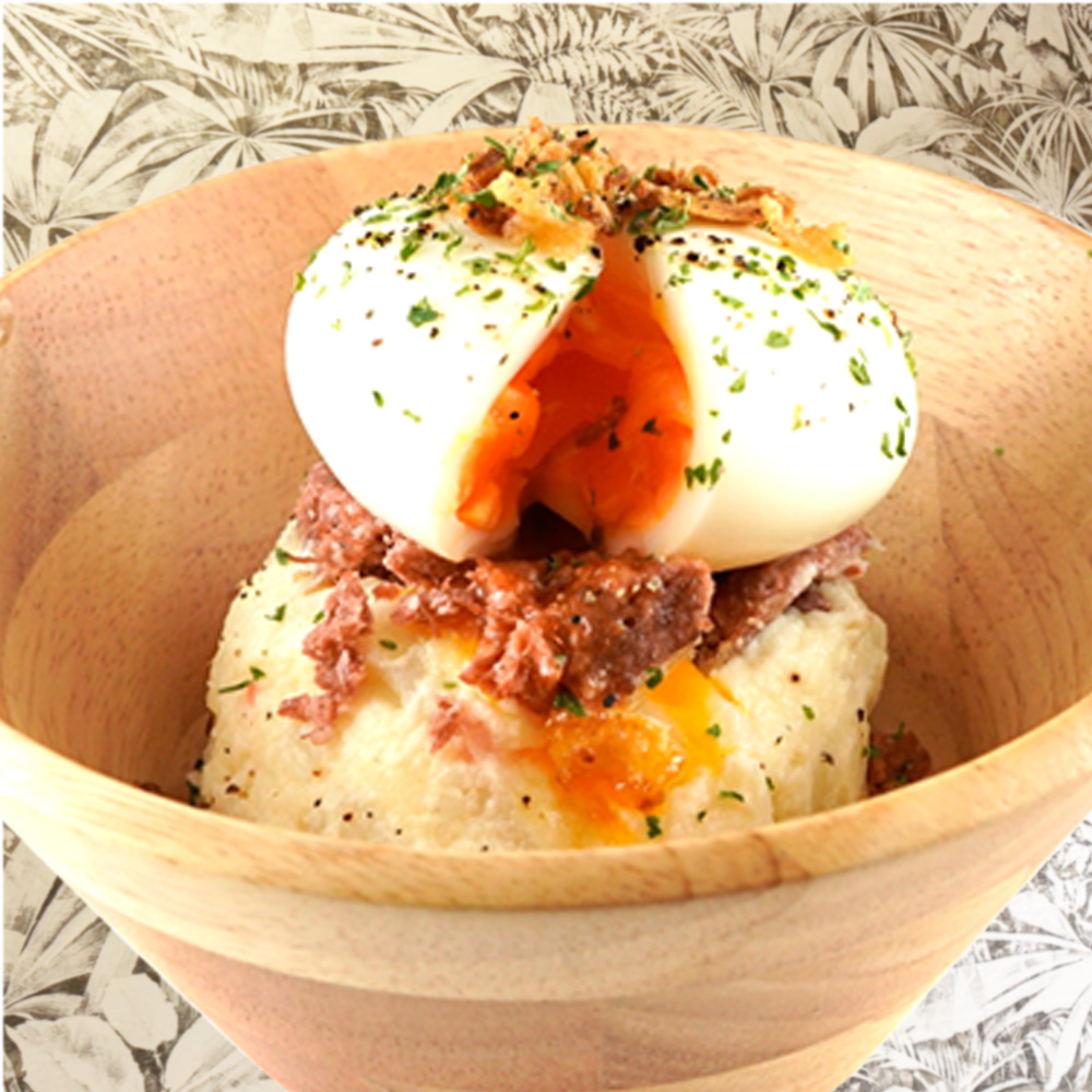 コーンビーフと半熟卵のポテトサラダ