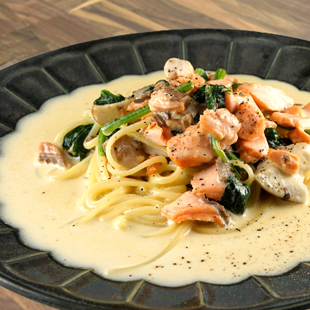 サーモンとボルチーニ茸のクリームパスタ